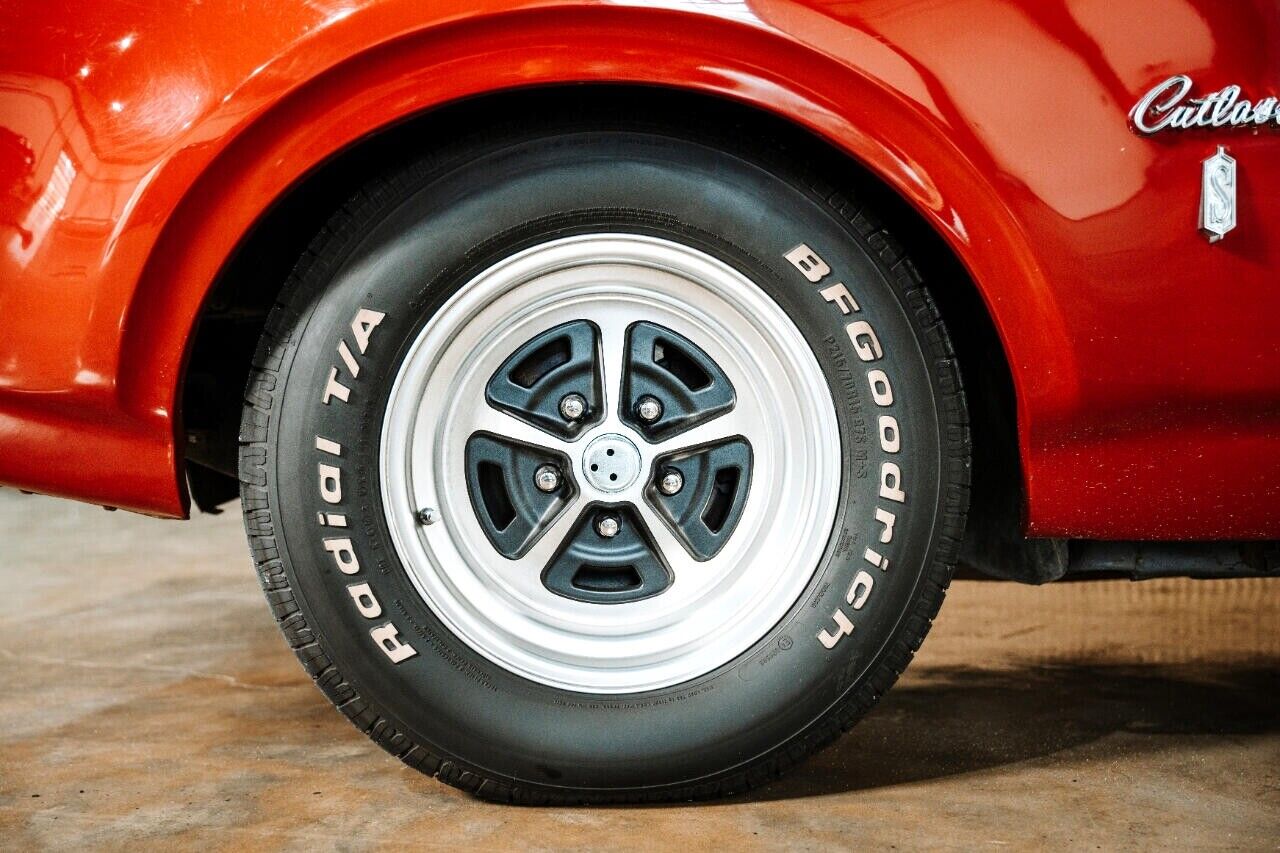 Oldsmobile-Cutlass-1969-Classic-Car-4