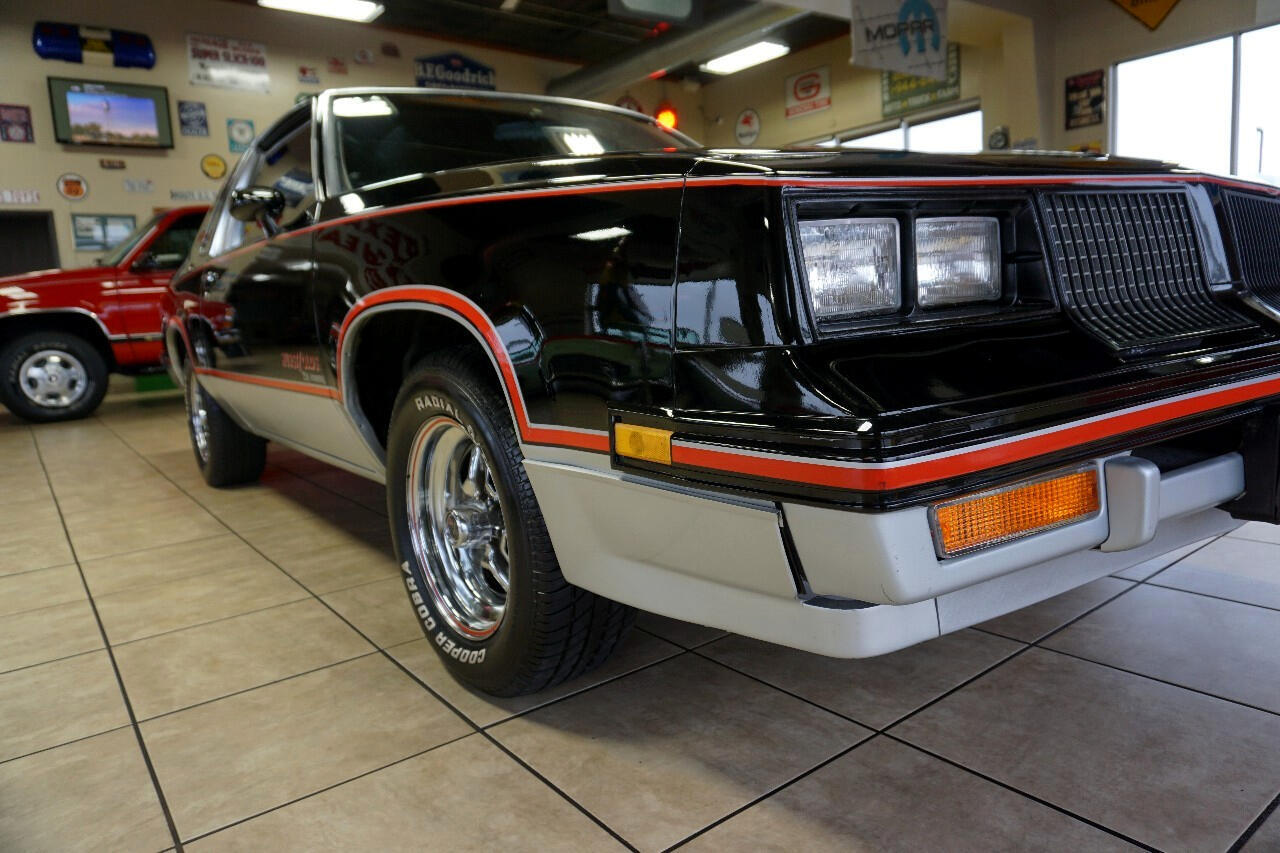 Oldsmobile-Cutlass-1983-Classic-Car-16