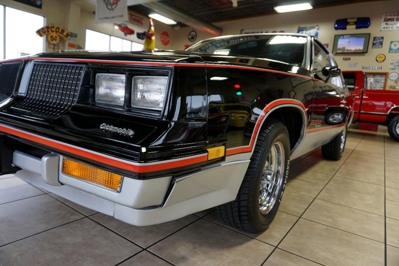 Oldsmobile-Cutlass-1983-Classic-Car-17