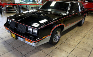 Oldsmobile-Cutlass-1983-Classic-Car-2