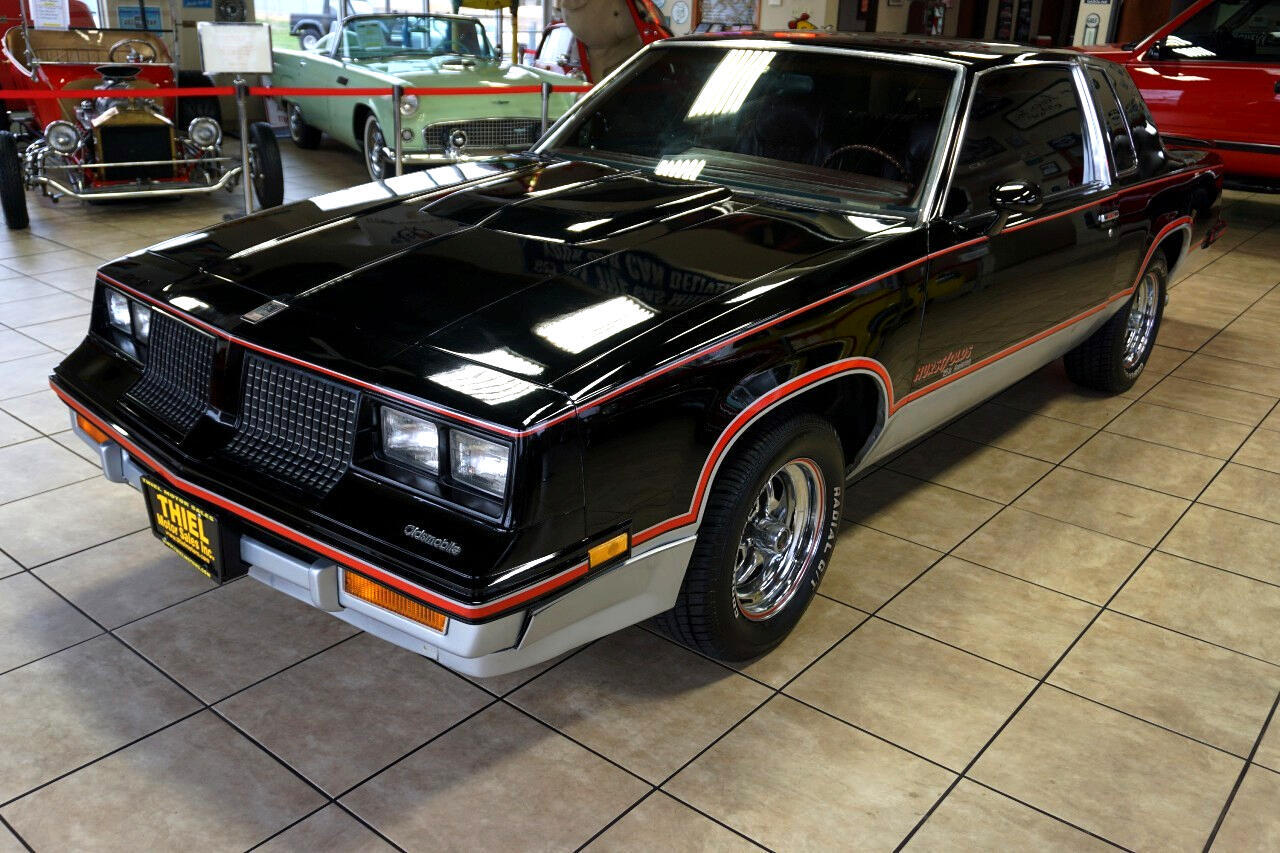 Oldsmobile-Cutlass-1983-Classic-Car-2