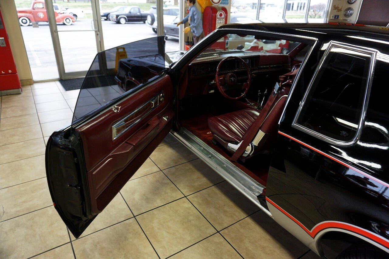 Oldsmobile-Cutlass-1983-Classic-Car-22