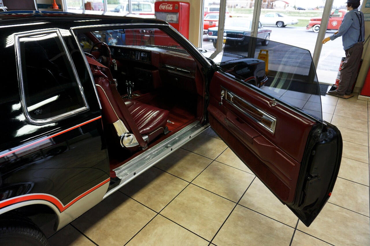 Oldsmobile-Cutlass-1983-Classic-Car-25