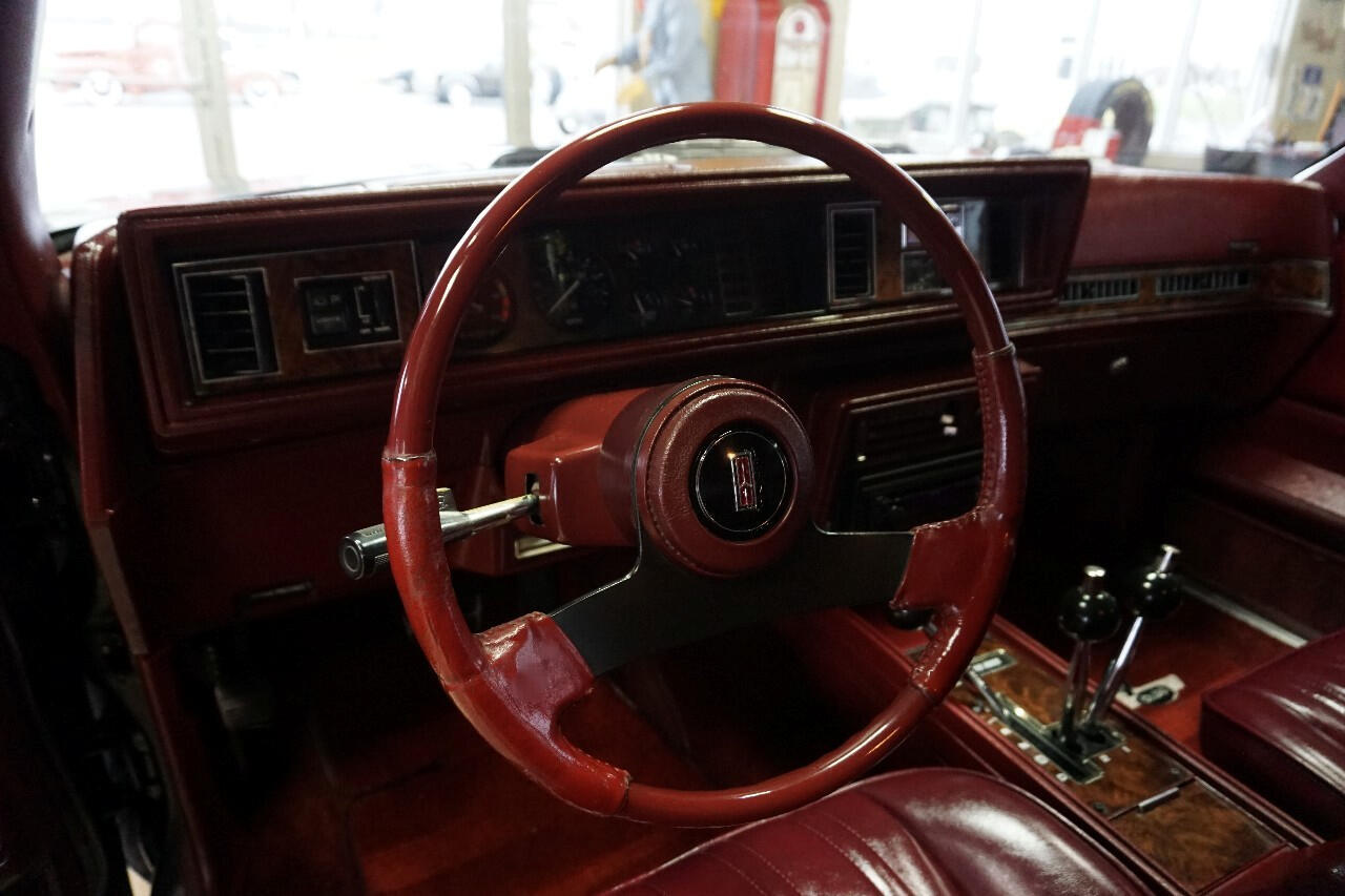 Oldsmobile-Cutlass-1983-Classic-Car-28