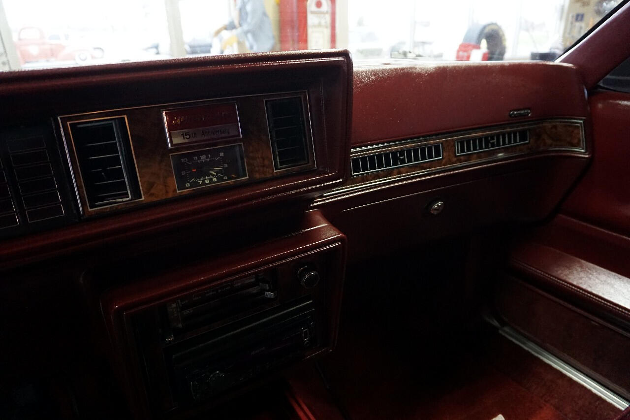 Oldsmobile-Cutlass-1983-Classic-Car-29