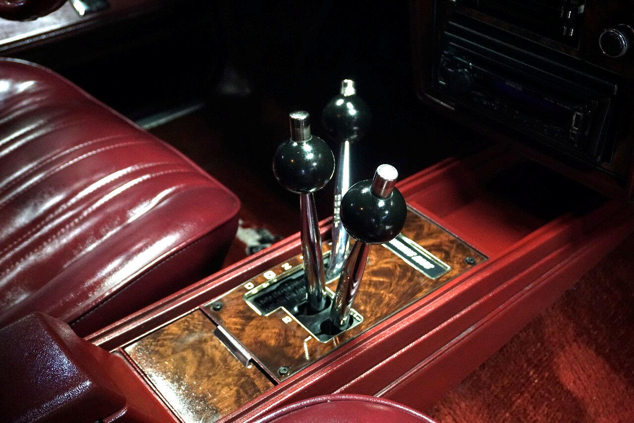 Oldsmobile-Cutlass-1983-Classic-Car-30