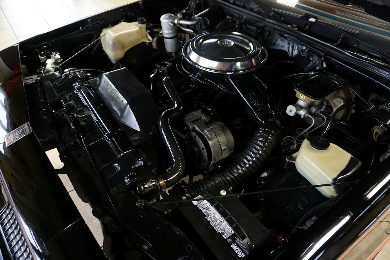 Oldsmobile-Cutlass-1983-Classic-Car-35