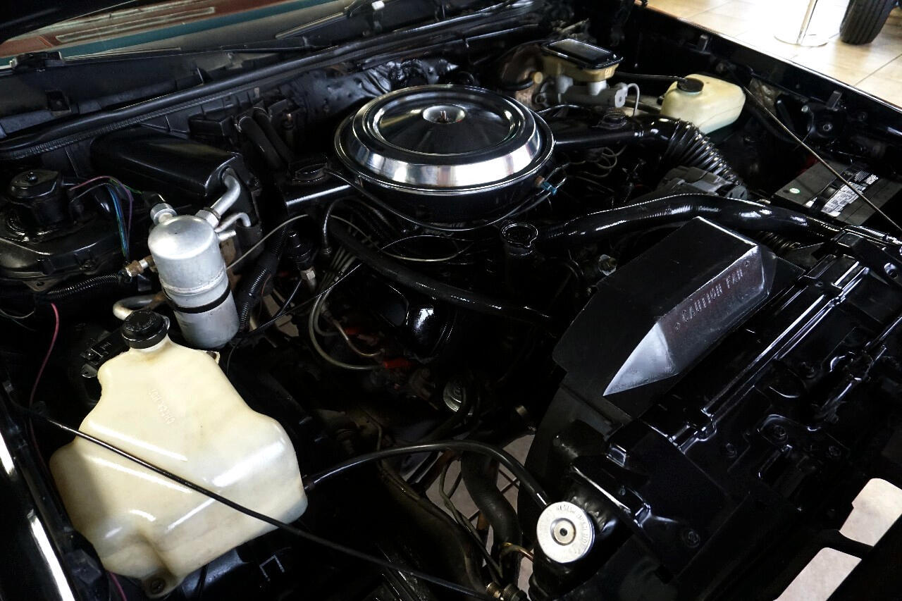 Oldsmobile-Cutlass-1983-Classic-Car-36