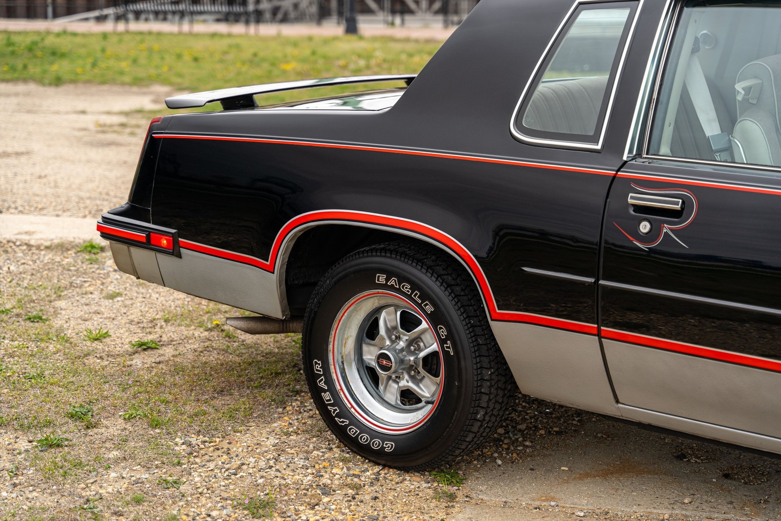 Oldsmobile-Cutlass-1983-Coupe-12