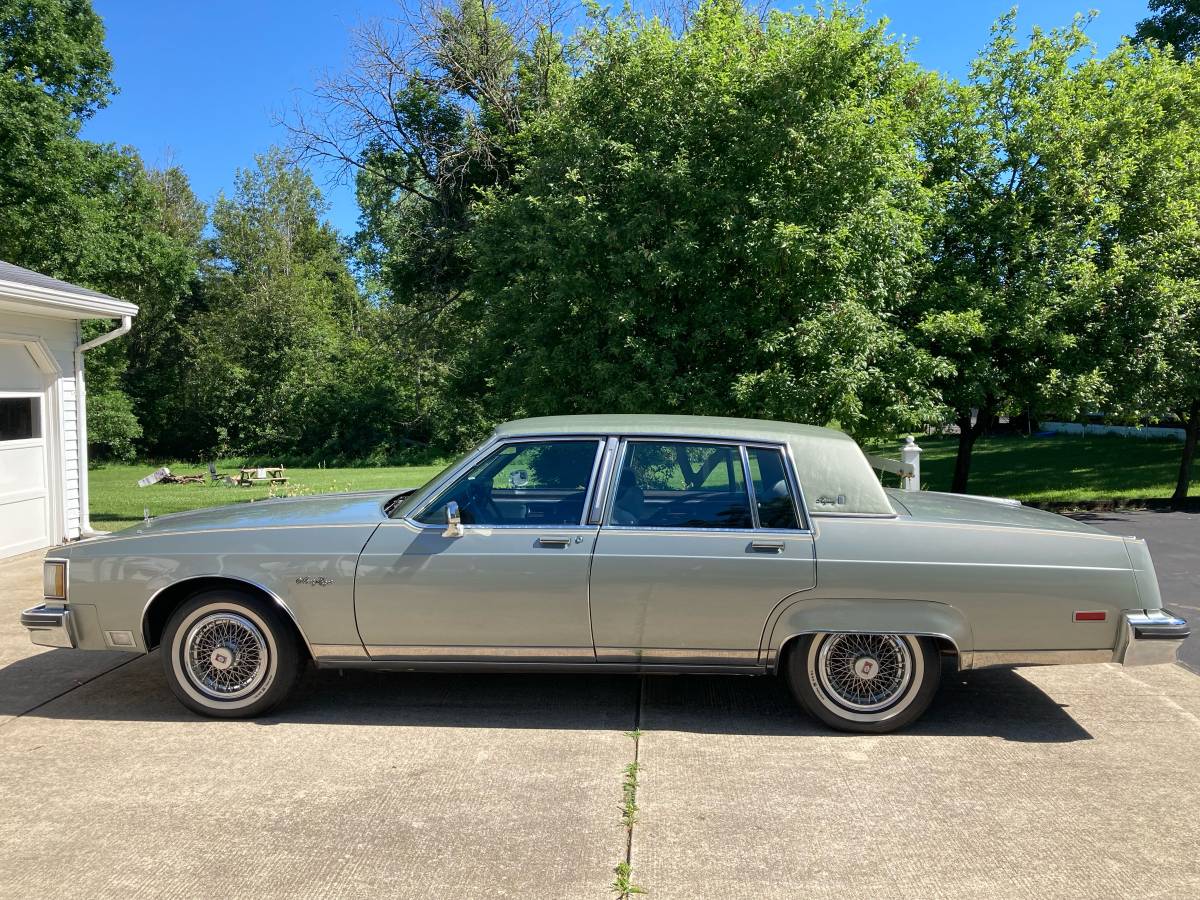 Oldsmobile-Eightyeight-1983-grey-1