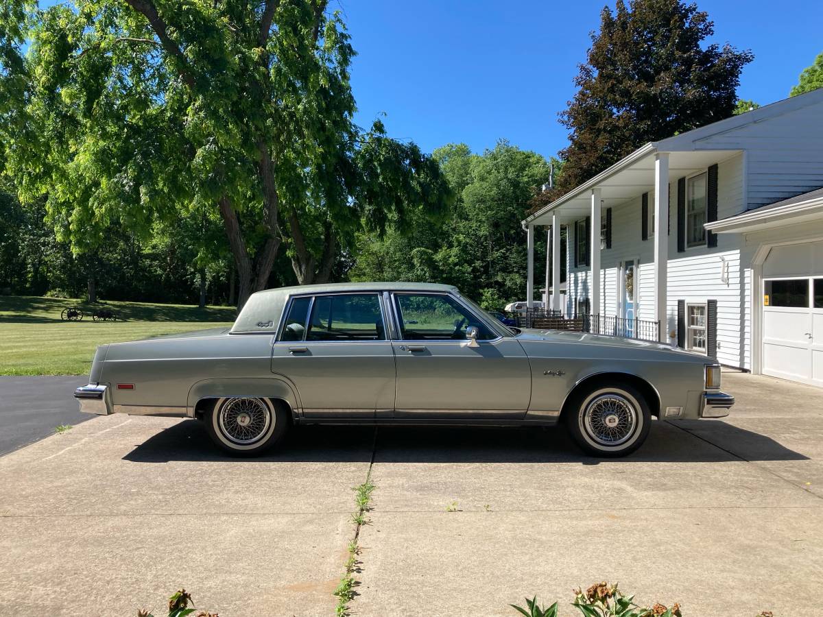 Oldsmobile-Eightyeight-1983-grey-2