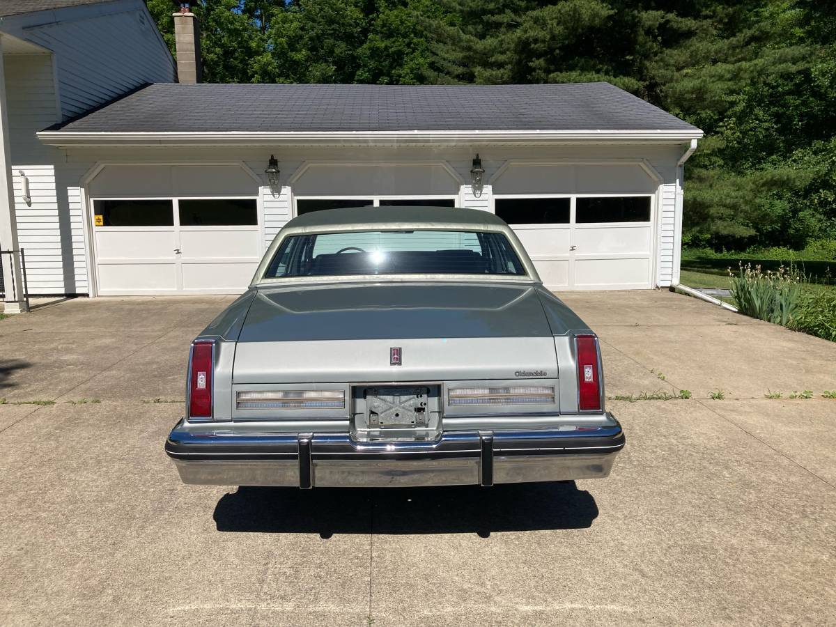 Oldsmobile-Eightyeight-1983-grey-3