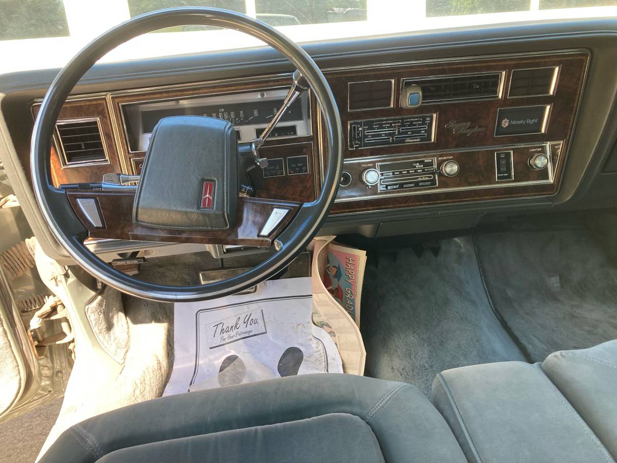 Oldsmobile-Eightyeight-1983-grey-7