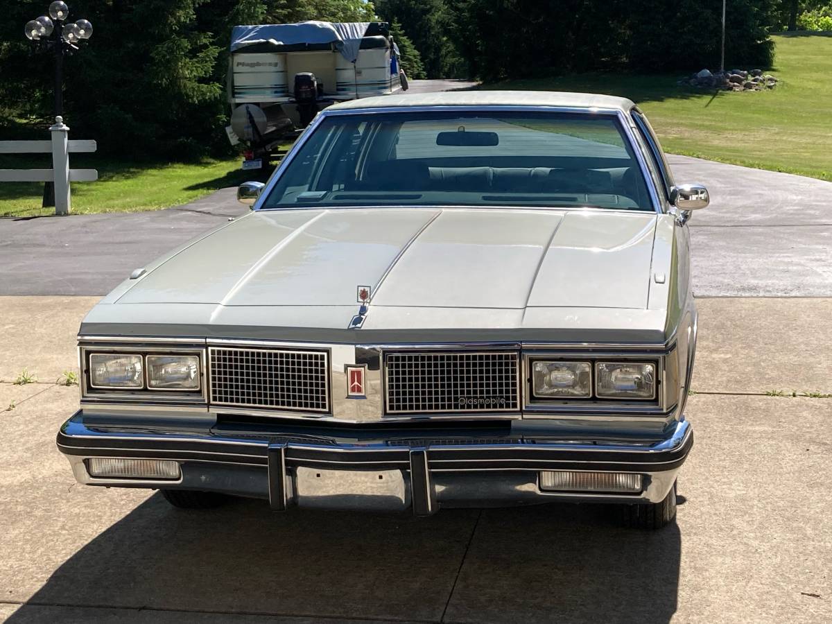 Oldsmobile-Eightyeight-1983-grey