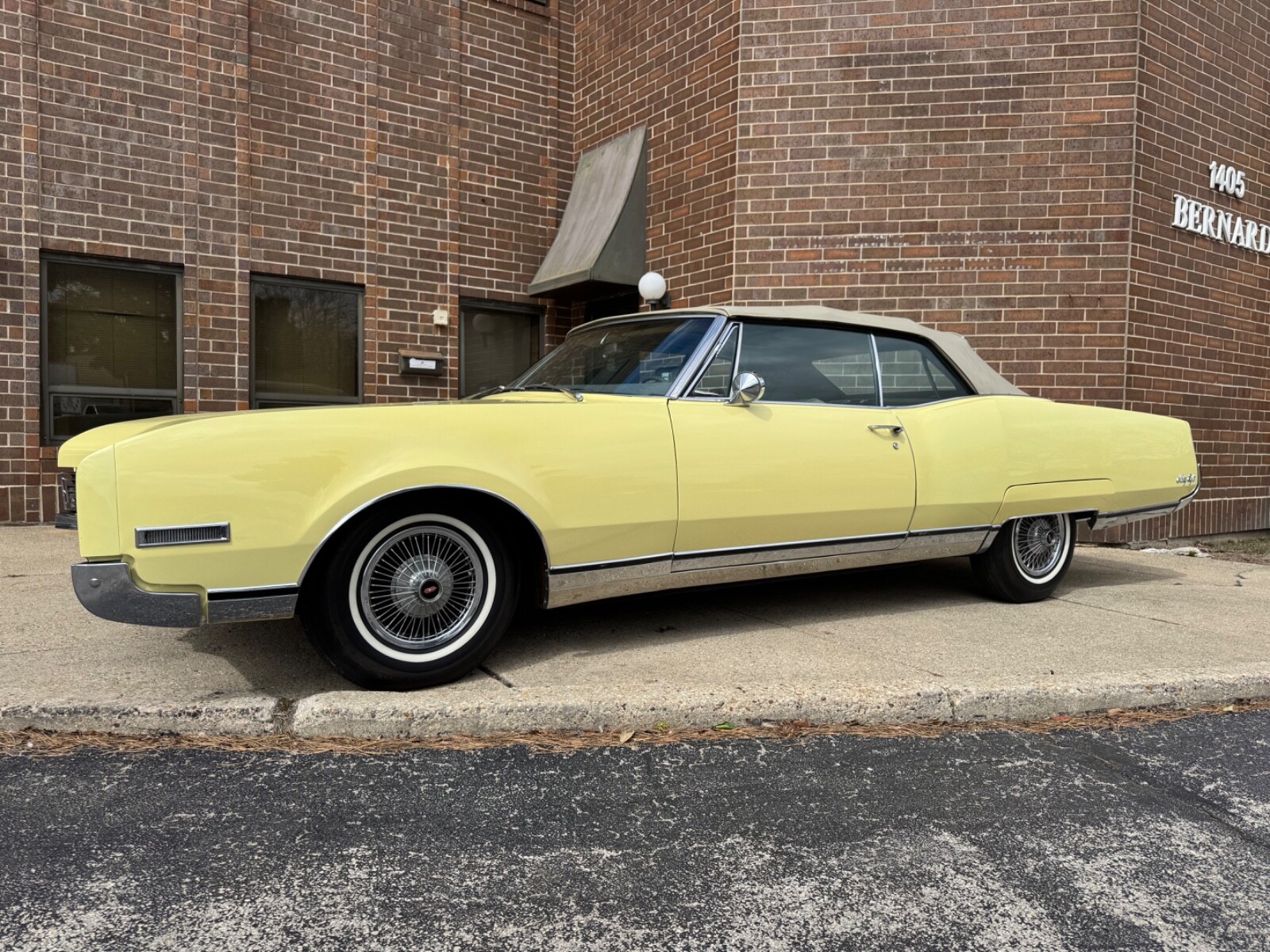 Oldsmobile-Ninety-Eight-1967-Convertible-1