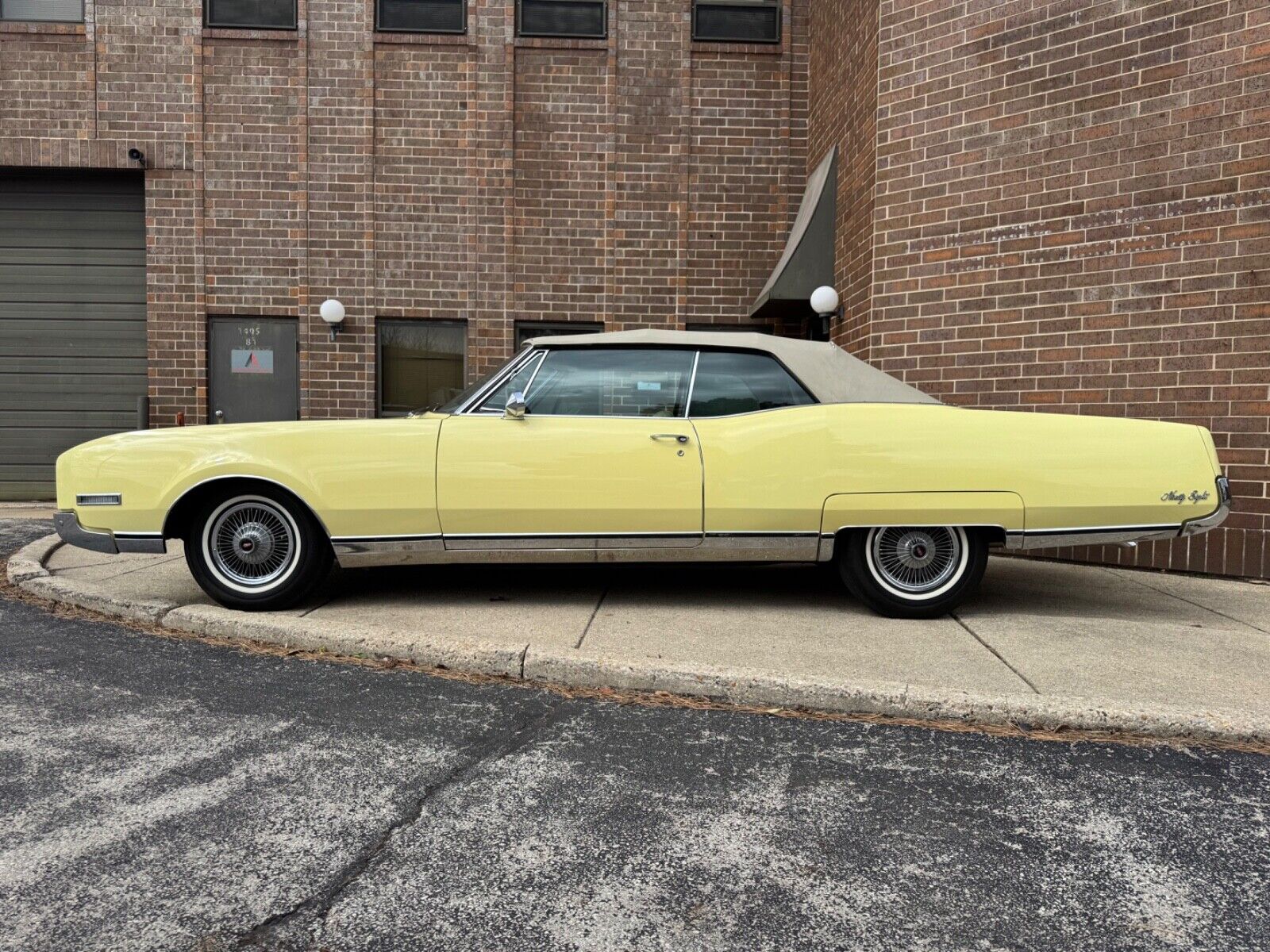 Oldsmobile-Ninety-Eight-1967-Convertible-2