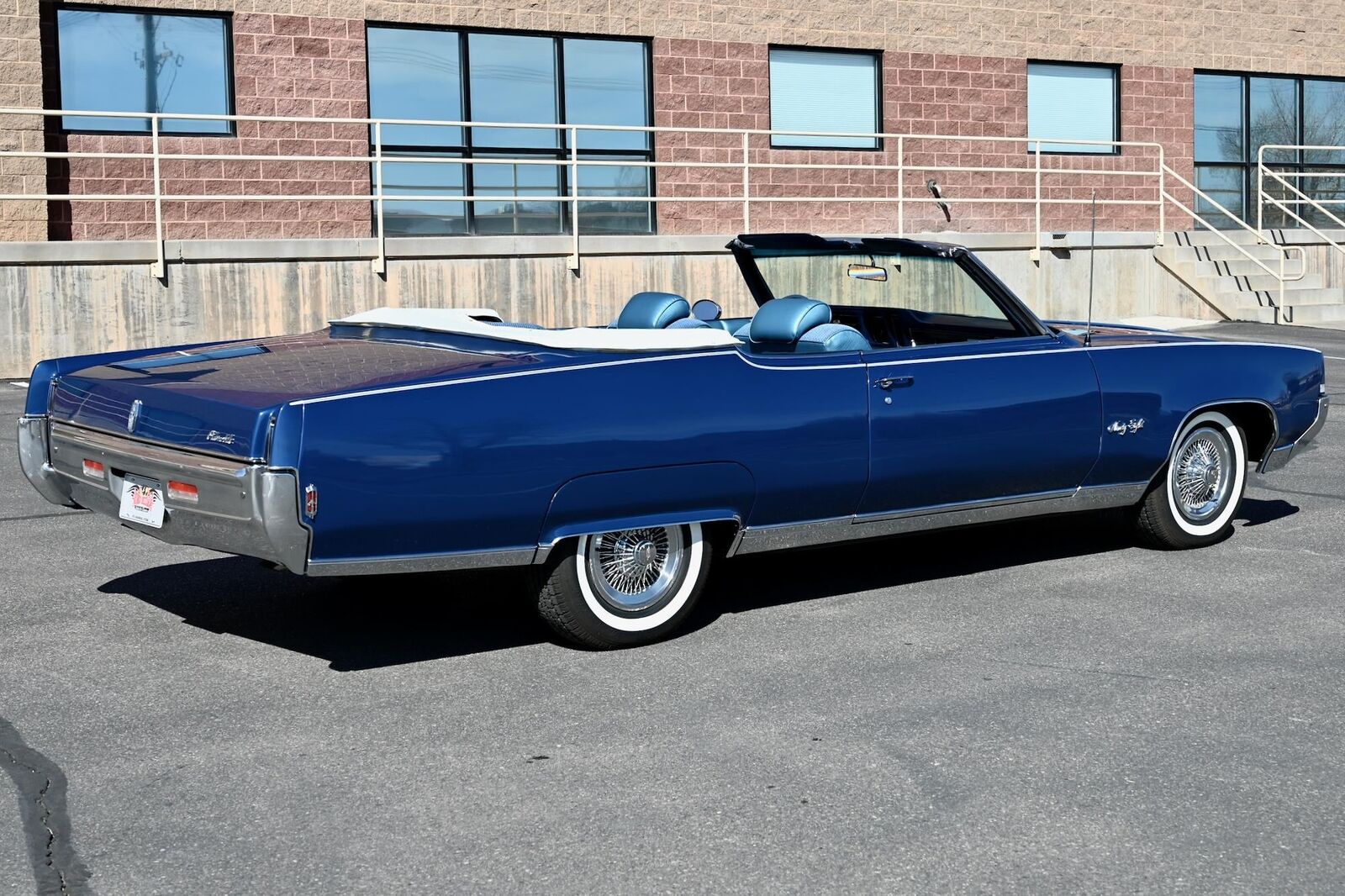 Oldsmobile-Ninety-Eight-1969-24