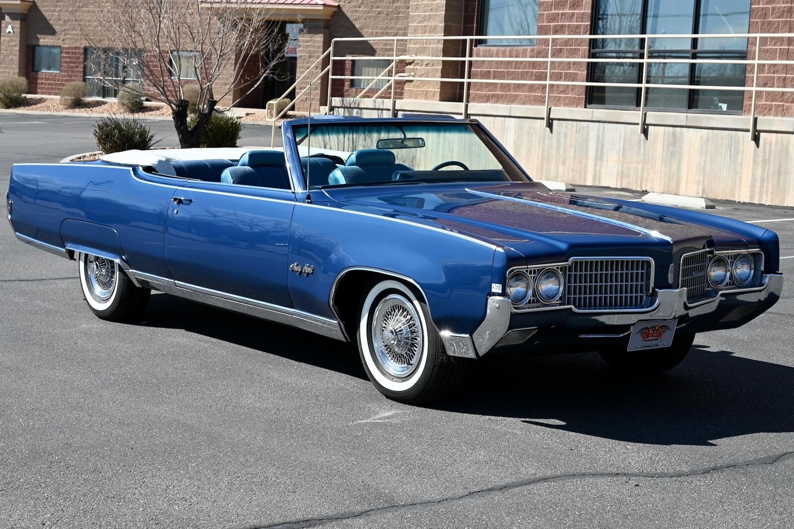Oldsmobile-Ninety-Eight-1969-28