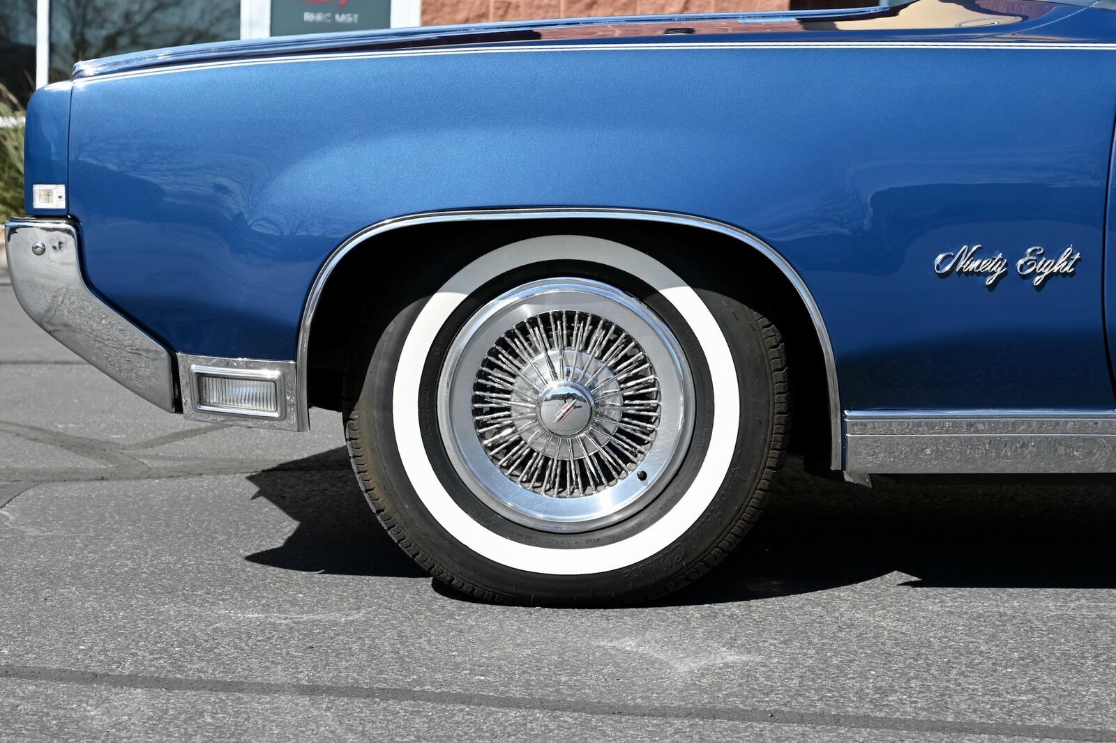 Oldsmobile-Ninety-Eight-1969-34