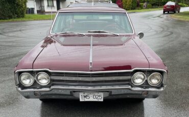 Oldsmobile-Vista-cruiser-wagon-1965-red-1