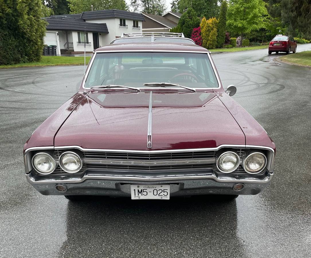 Oldsmobile-Vista-cruiser-wagon-1965-red-1