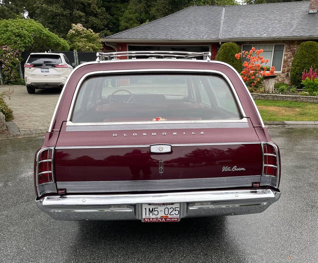 Oldsmobile-Vista-cruiser-wagon-1965-red-2