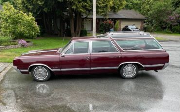 Oldsmobile-Vista-cruiser-wagon-1965-red