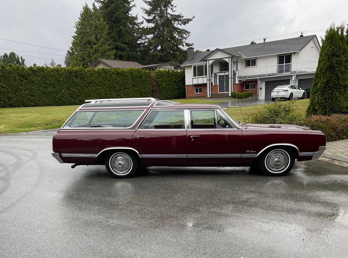 Oldsmobile-Vista-cruiser-wagon-1965-red-6