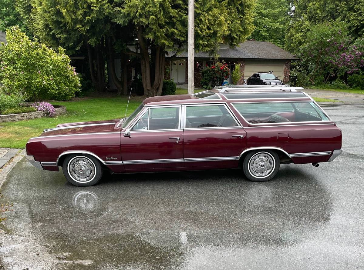 Oldsmobile-Vista-cruiser-wagon-1965-red