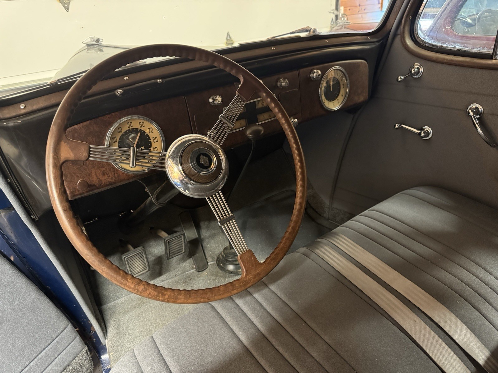 Packard-115-C-Touring-Sedan-1937-Sedan-17