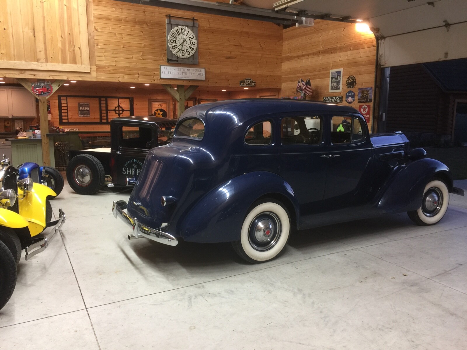 Packard-115-C-Touring-Sedan-1937-Sedan-28