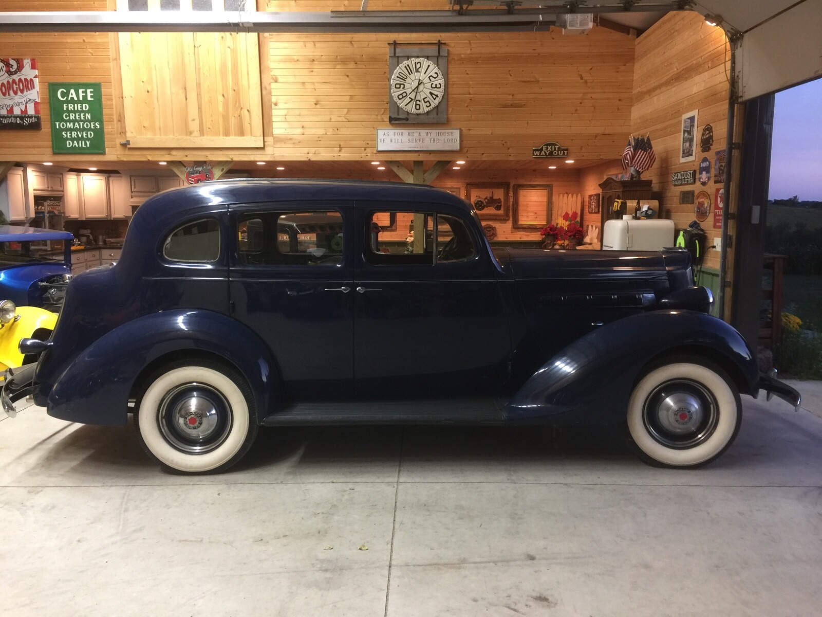 Packard-115-C-Touring-Sedan-1937-Sedan-29