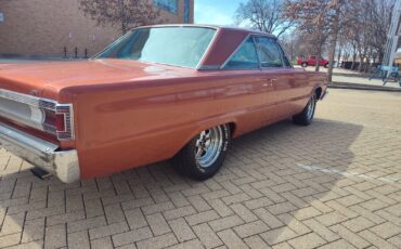 Plymouth-GTX-1967-Sedan-1