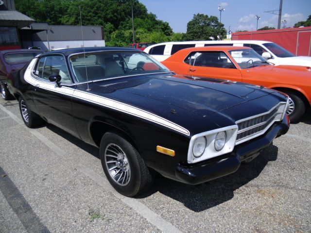 Plymouth-Road-Runner-1974-Road-Runner