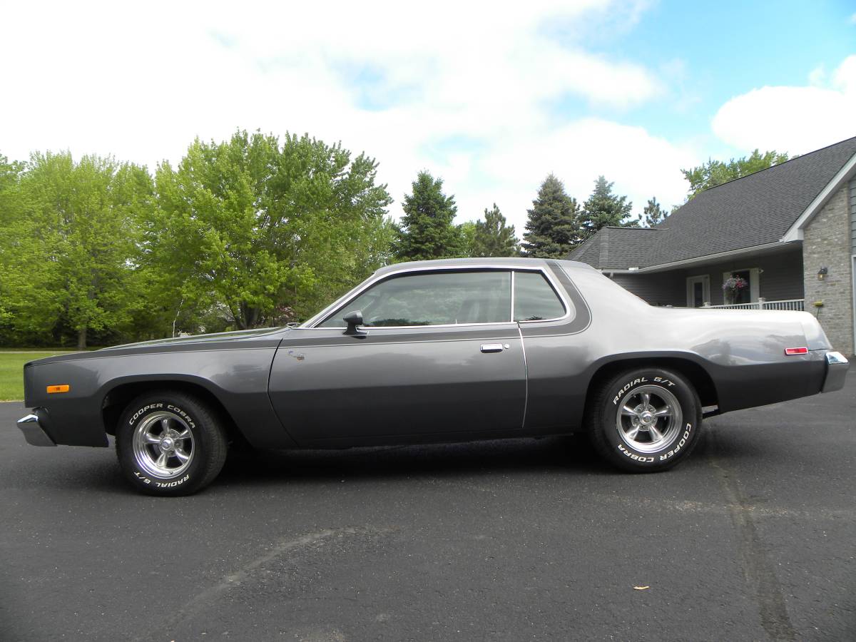 Plymouth-Road-runner-1975-grey