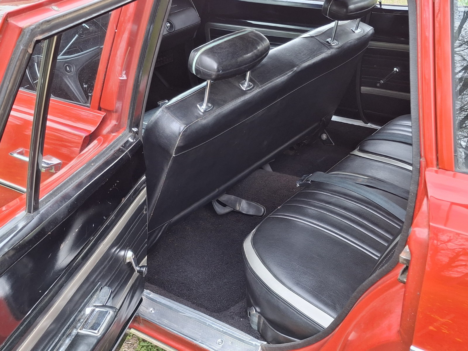 Plymouth-Satellite-1970-Wagon-10