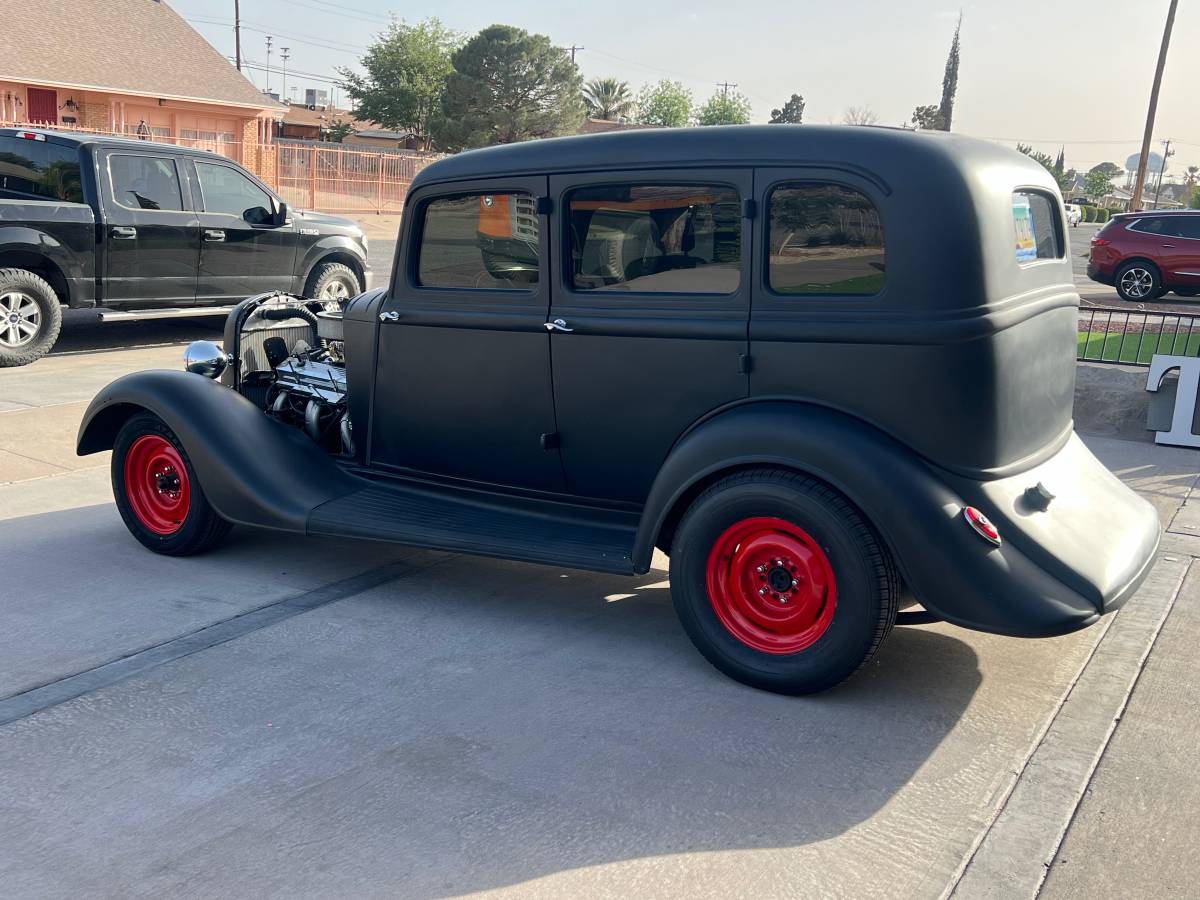 Plymouth-Sedan-1934-black-2