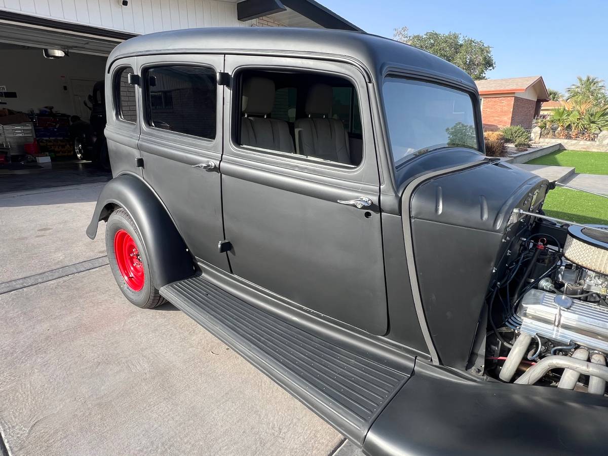 Plymouth-Sedan-1934-black-3