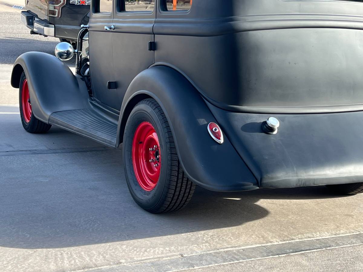 Plymouth-Sedan-1934-black-4