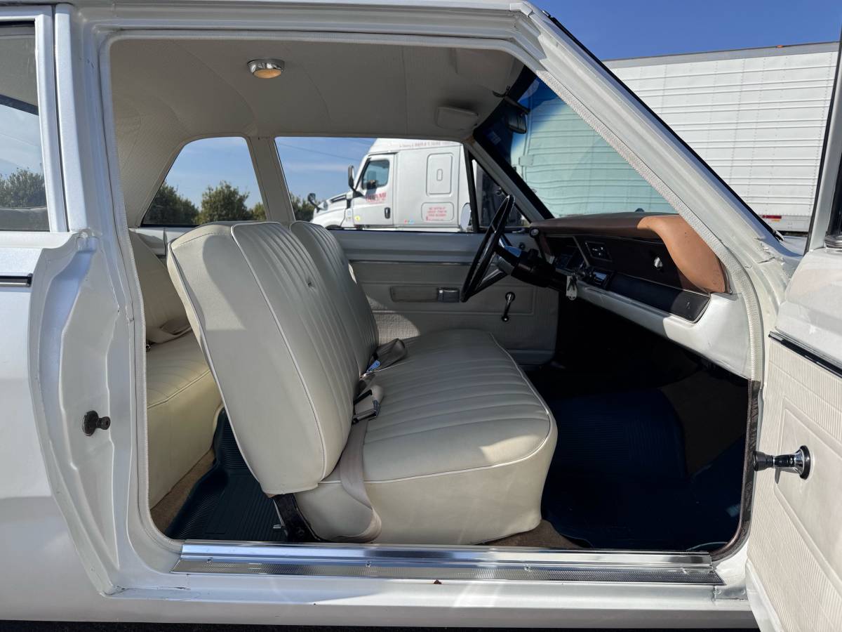 Plymouth-Valiant-1968-white-17