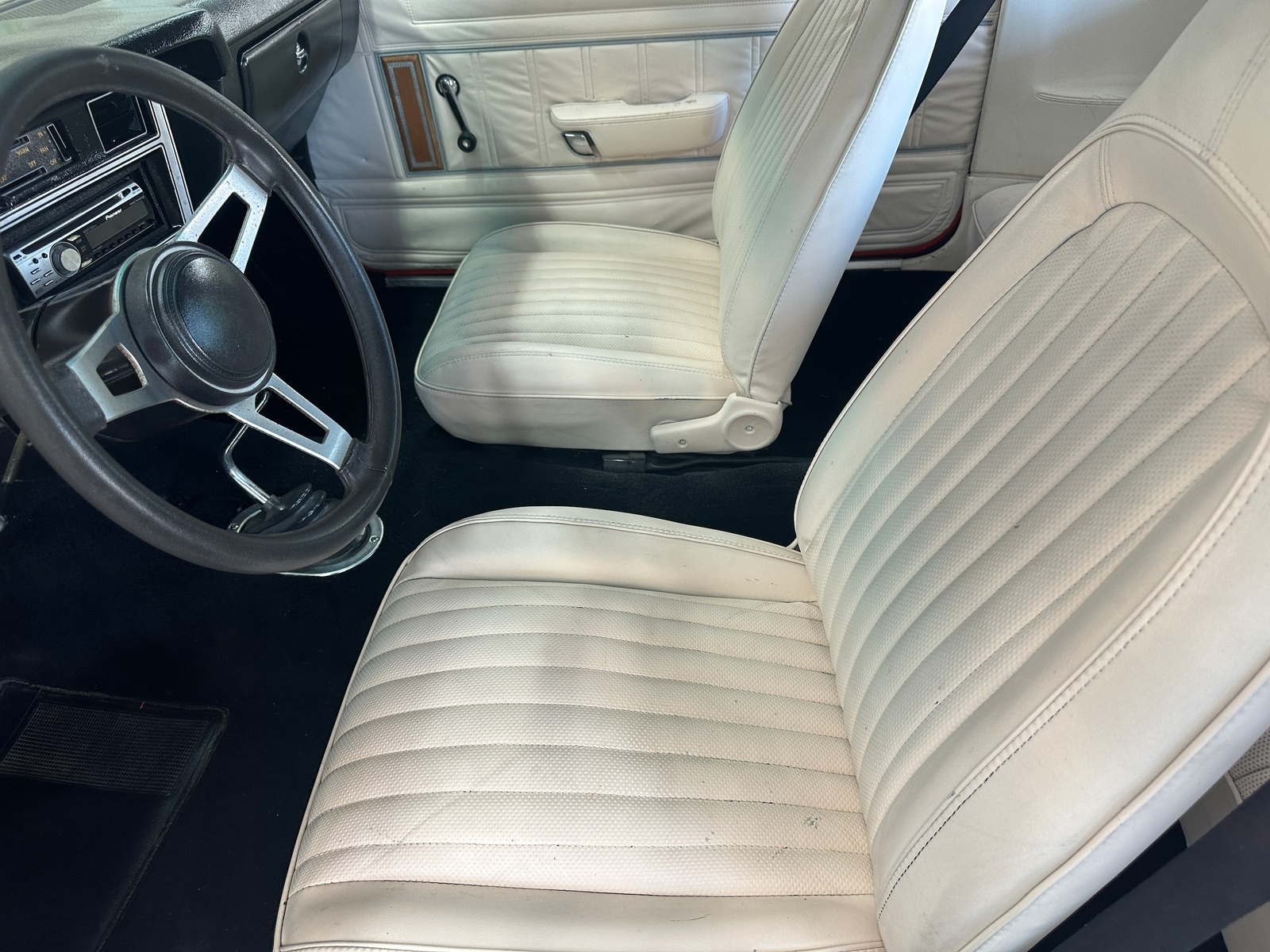 Plymouth-VoLARE-1976-Coupe-34
