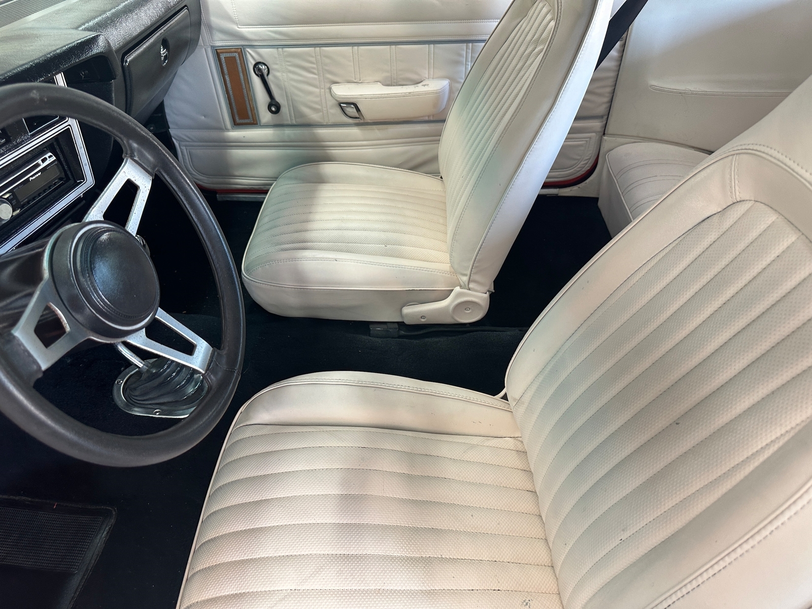 Plymouth-VoLARE-1976-Coupe-35