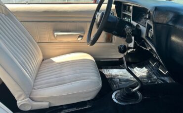 Plymouth-VoLARE-1976-Coupe-7