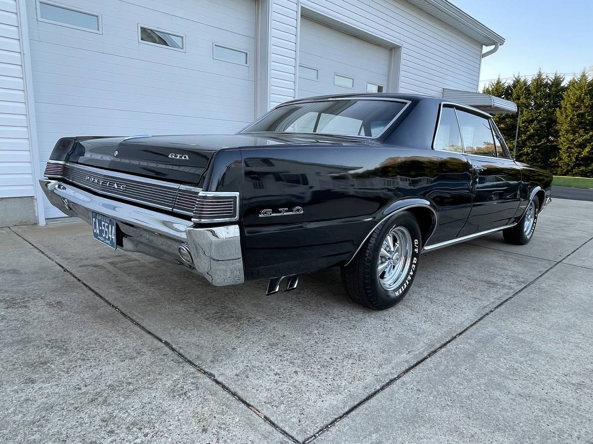 Pontiac-1965-black-3