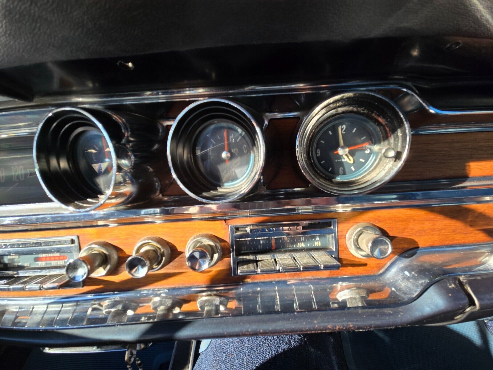Pontiac-Bonneville-1965-Wagon-11