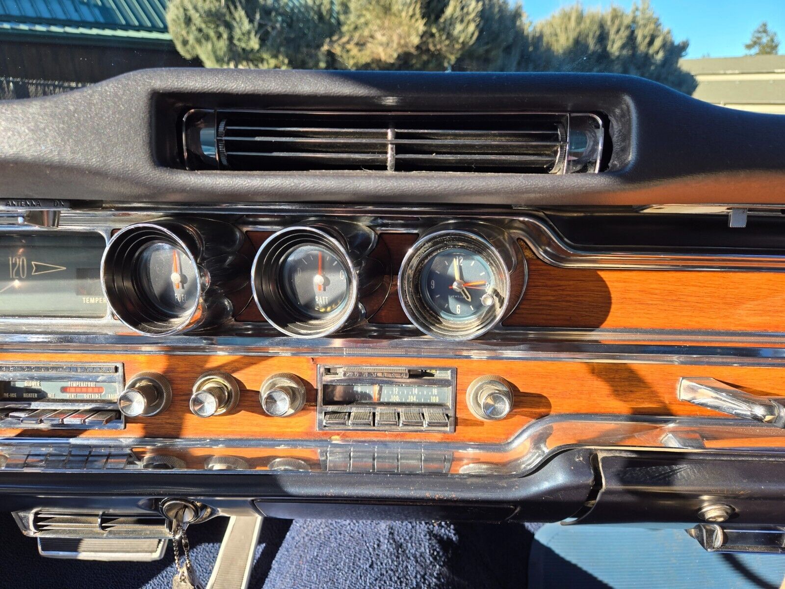 Pontiac-Bonneville-1965-Wagon-27