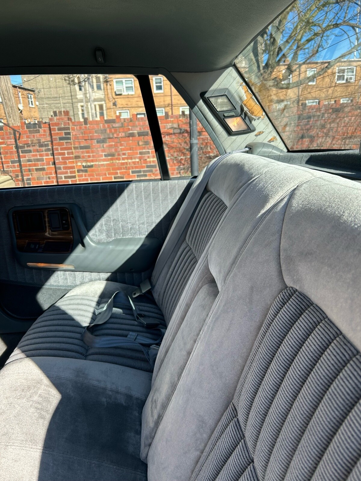 Pontiac-Bonneville-1988-15