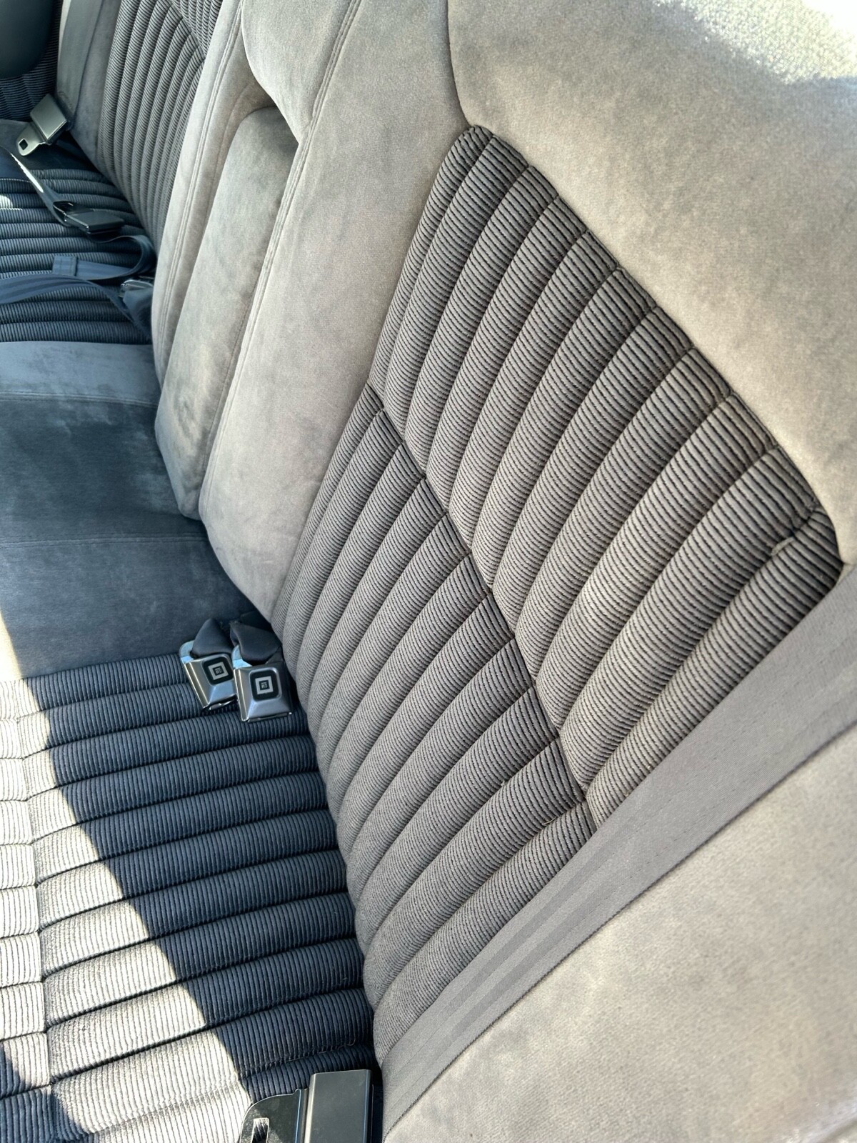 Pontiac-Bonneville-1988-18