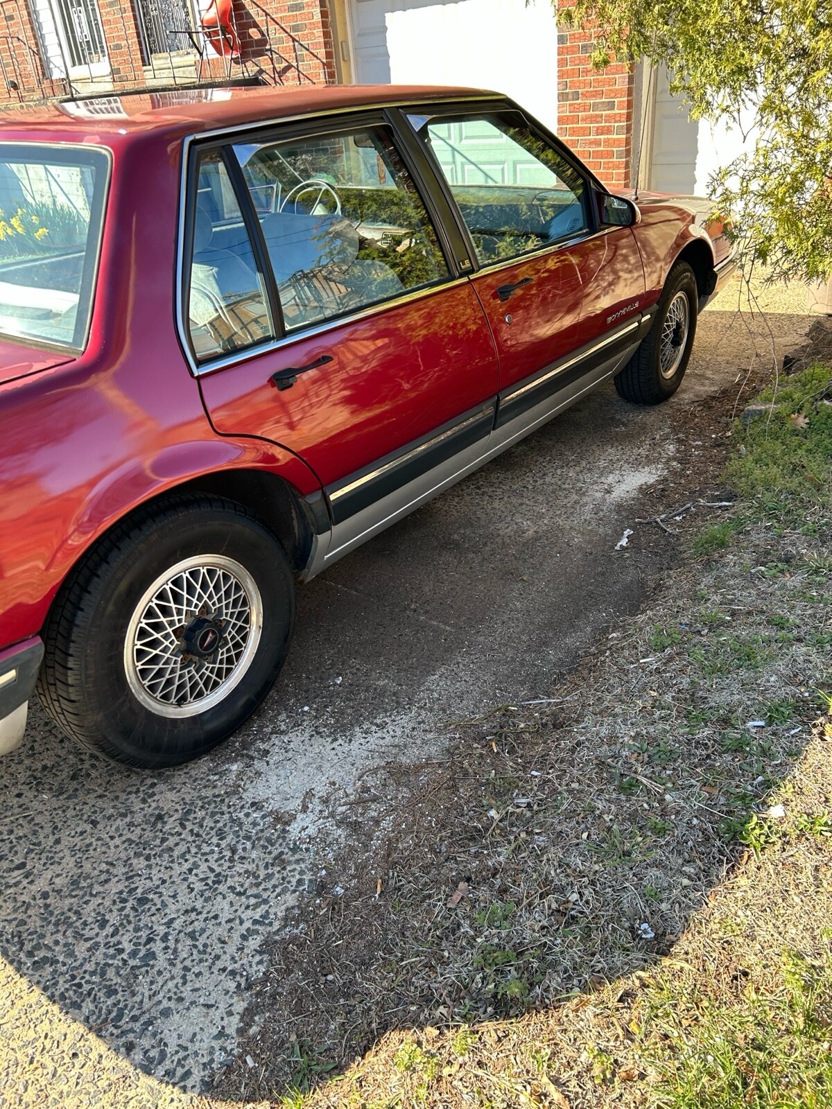 Pontiac-Bonneville-1988-4