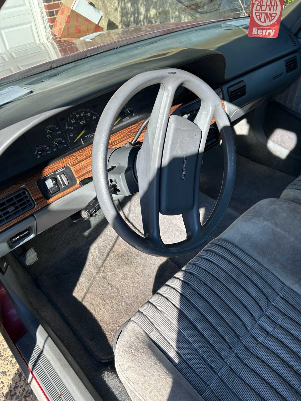Pontiac-Bonneville-1988-7